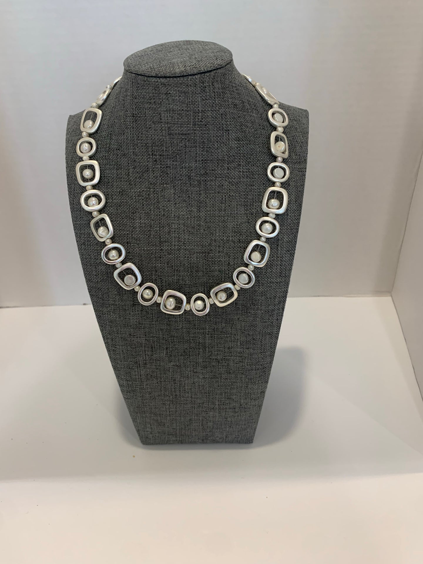 Pearl & Silver Necklace W Magnetic Closure